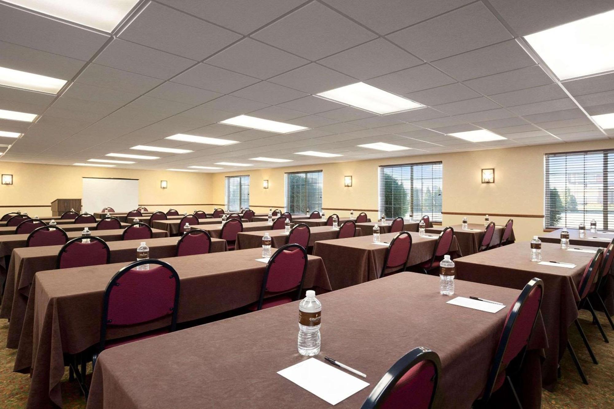 Country Inn & Suites By Radisson Bismarck Waterpark Экстерьер фото