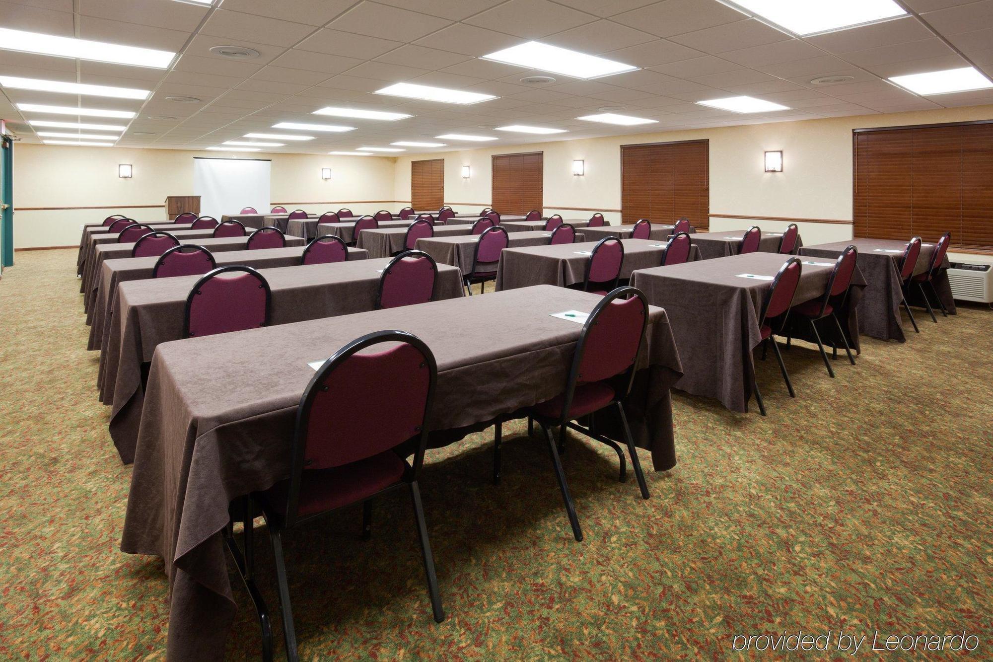Country Inn & Suites By Radisson Bismarck Waterpark Бизнес фото
